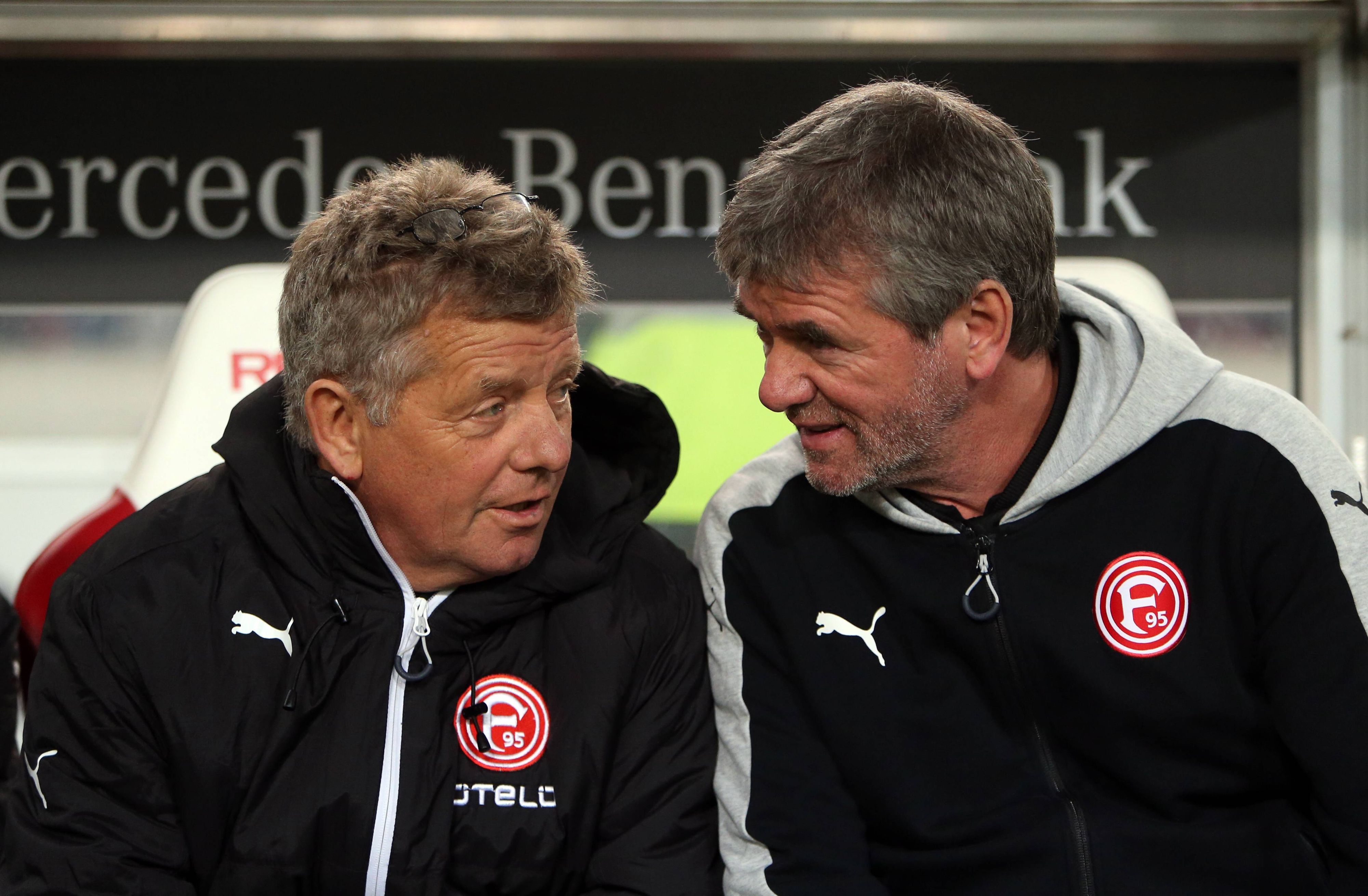 Peter Hermann und Friedhelm Funkel sprechen miteinander.