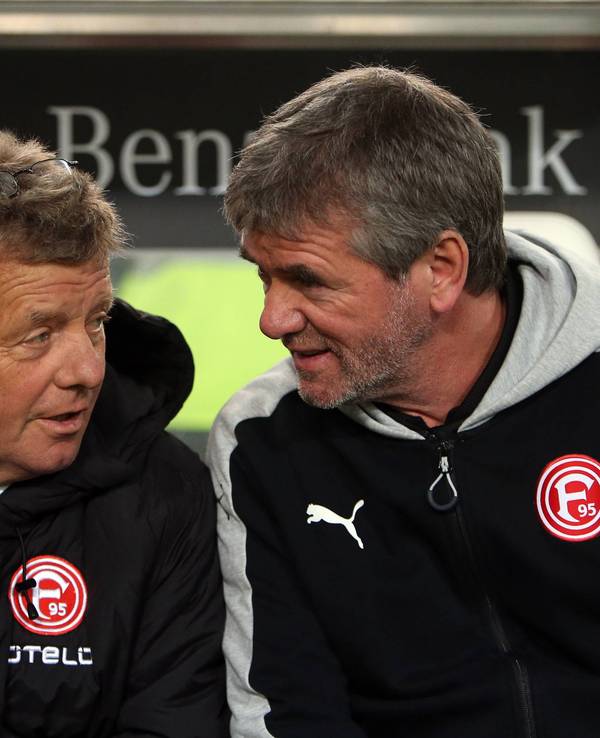 Peter Hermann und Friedhelm Funkel sprechen miteinander.
