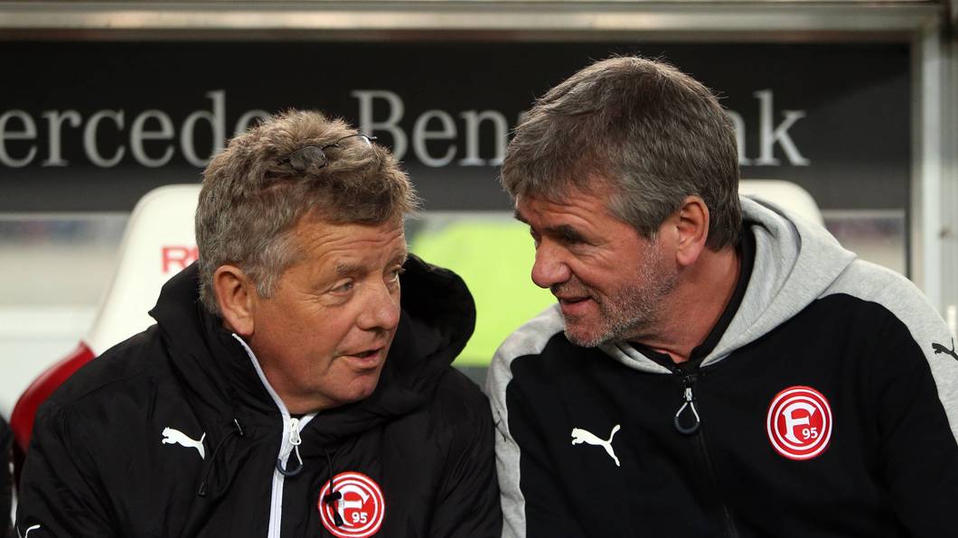 Peter Hermann und Friedhelm Funkel sprechen miteinander.
