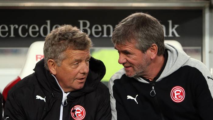 Peter Hermann und Friedhelm Funkel sprechen miteinander.