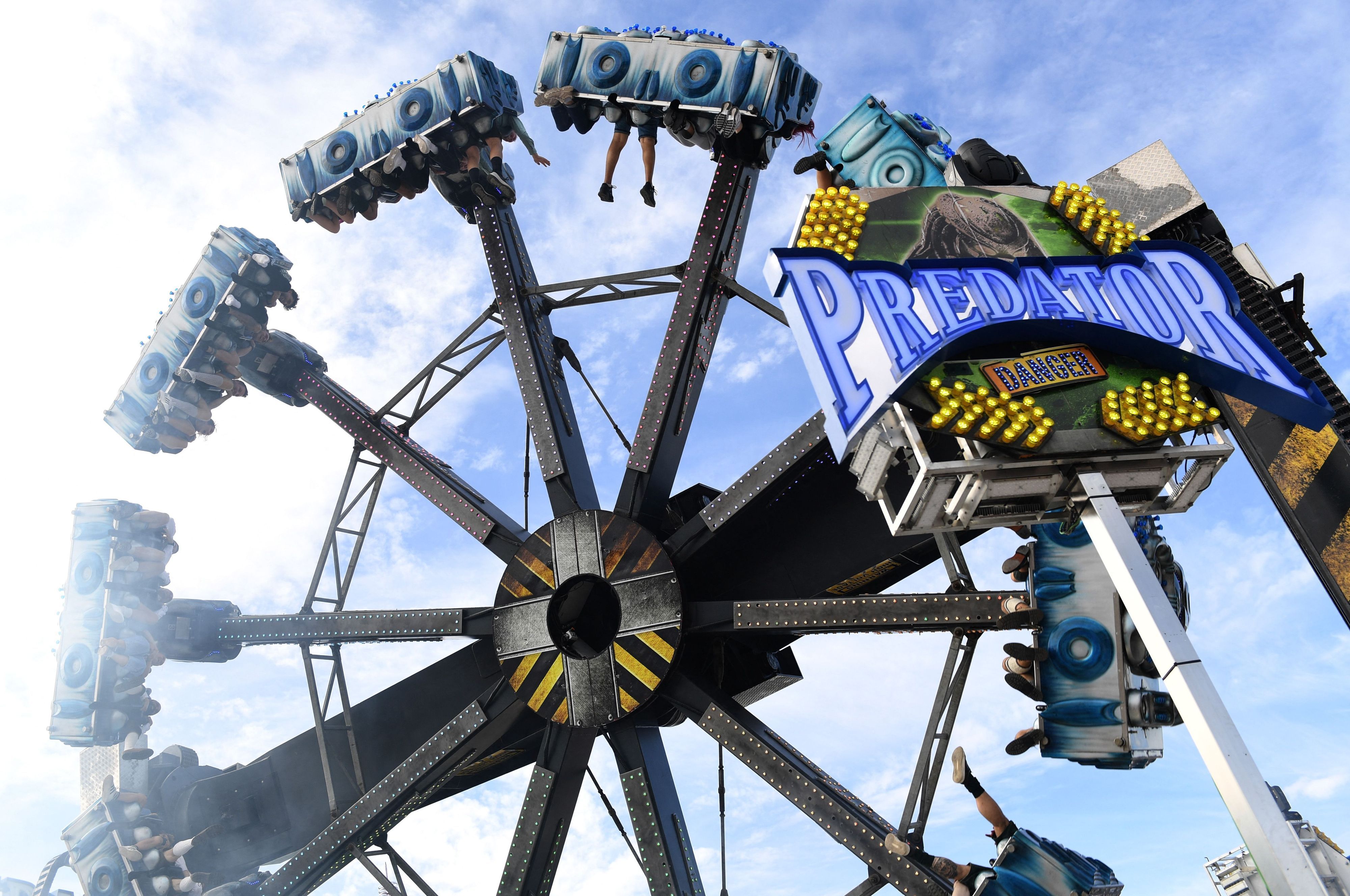 Das Fahrgeschäft Predator ist auf dem Oktoberfest zu sehen.