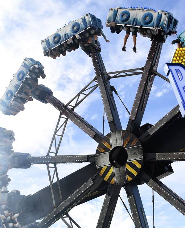 Das Fahrgeschäft Predator ist auf dem Oktoberfest zu sehen.