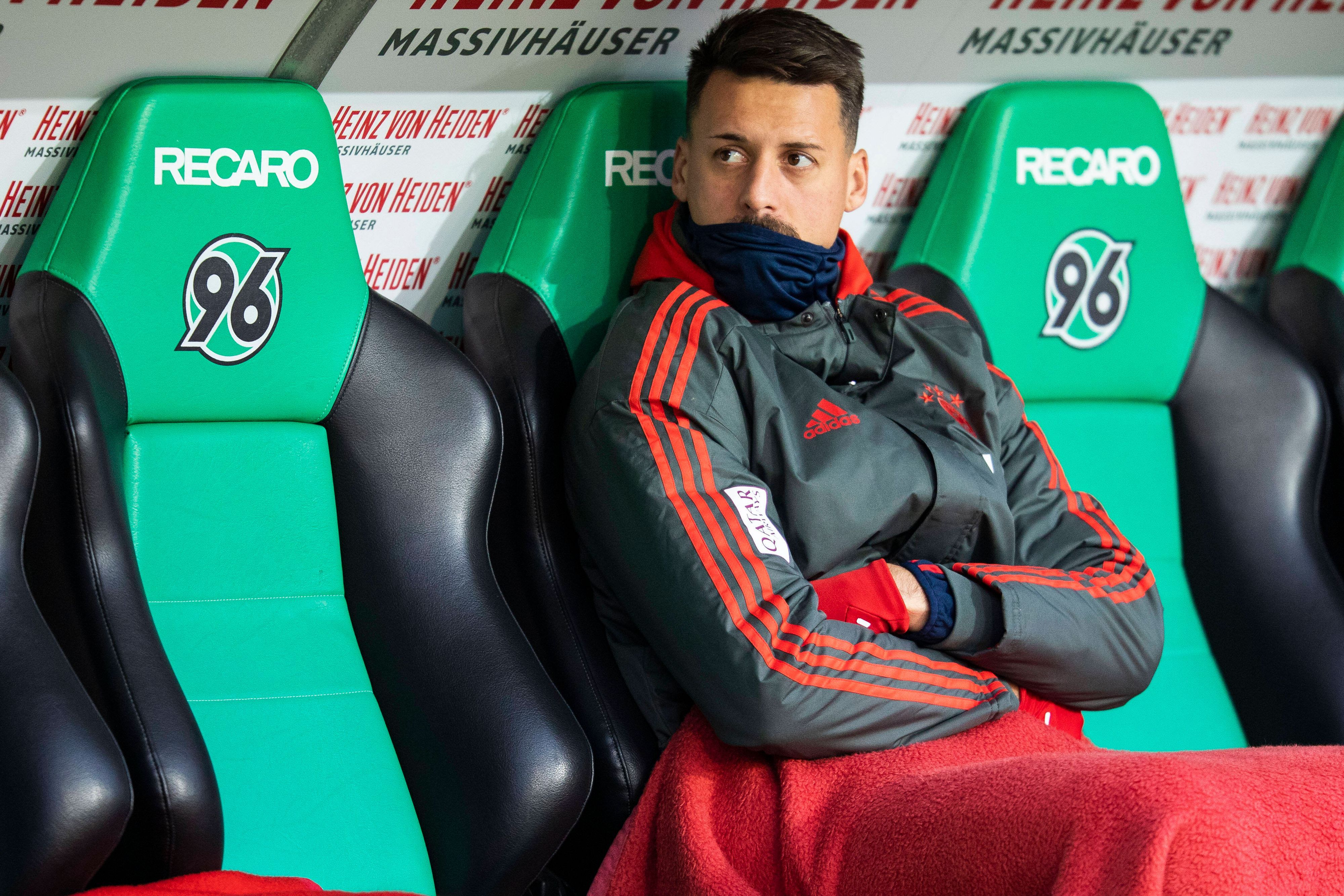 Sandro Wagner sitzt als Ersatzspieler der Bayern auf der Bank von Hannover 96.