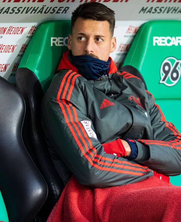 Sandro Wagner sitzt als Ersatzspieler der Bayern auf der Bank von Hannover 96.