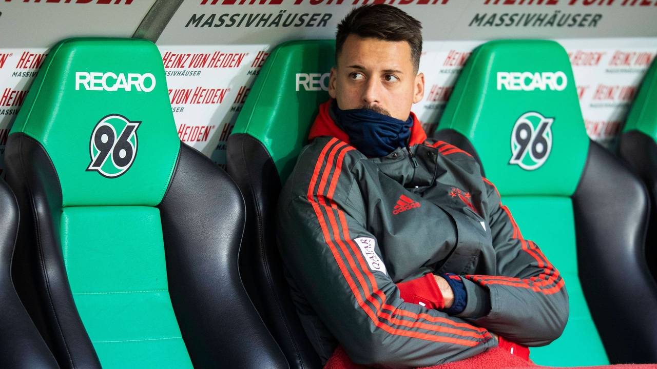 Sandro Wagner sitzt als Ersatzspieler der Bayern auf der Bank von Hannover 96.