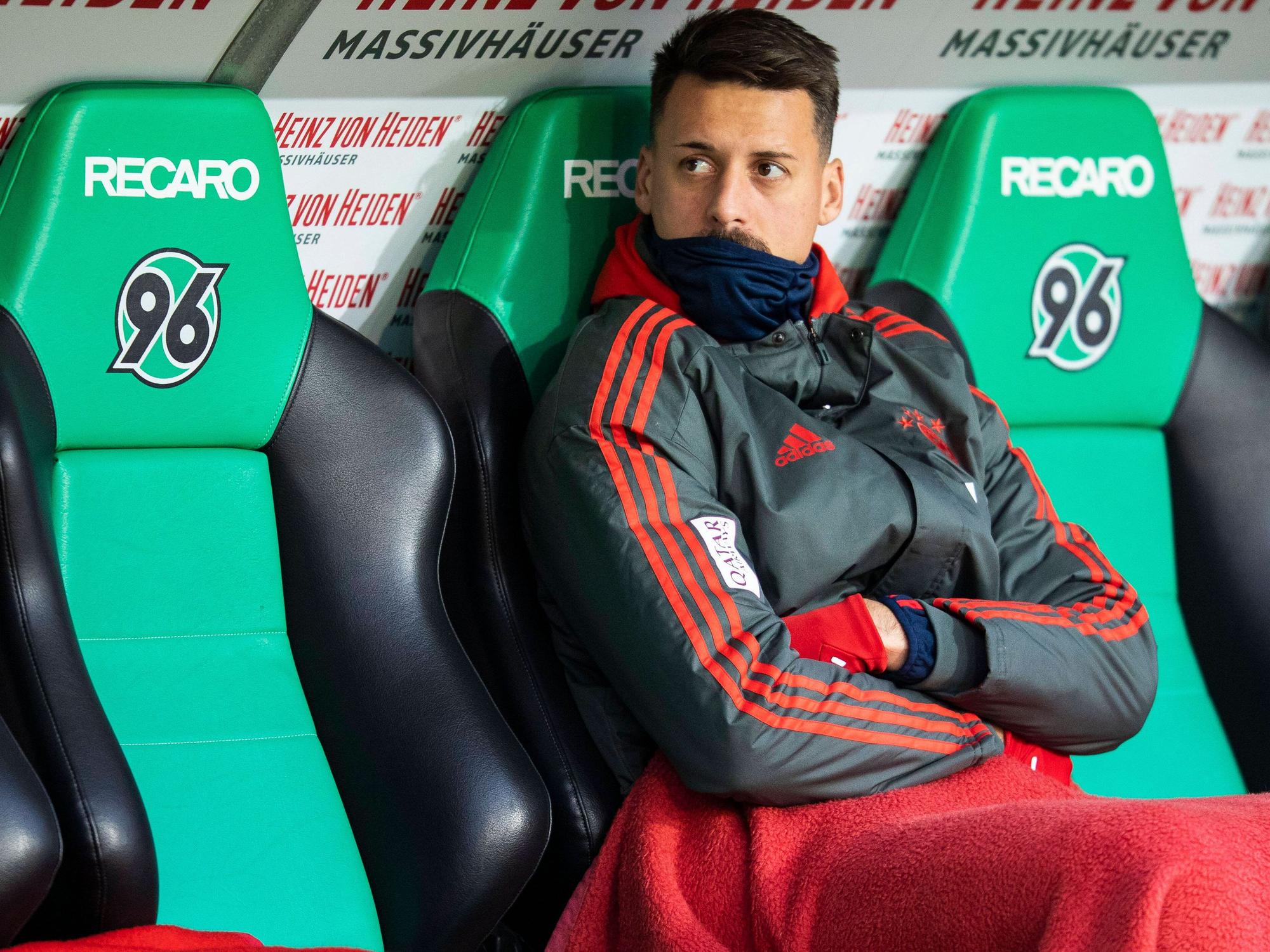 Sandro Wagner sitzt als Ersatzspieler der Bayern auf der Bank von Hannover 96.