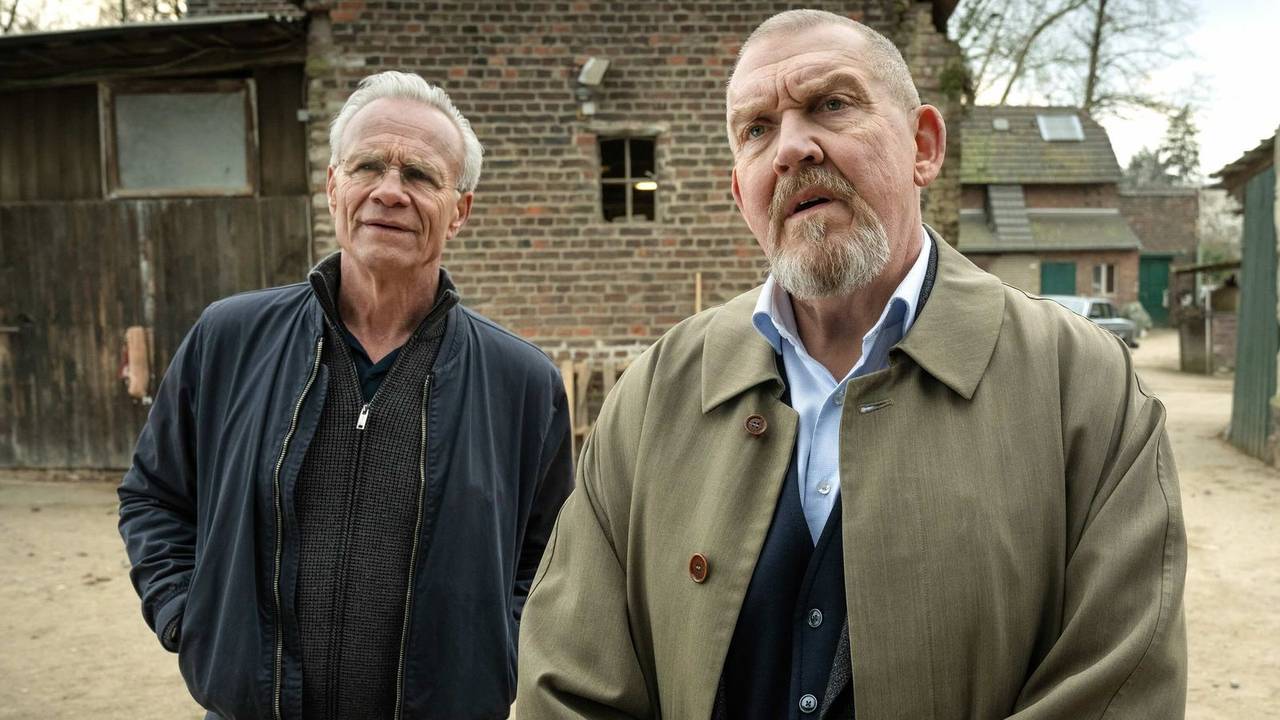 Dass es die Kölner Routiniers Ballauf (Klaus J. Behrendt, links) und Schenk (Dietmar Bär) in ihrem 96. Fall mal mit Preppern zu tun bekommen, hätten sie zu Beginn ihrer „Tatort“-Karriere 1997 auch nicht gedacht. (Bild: WDR/BAVARIA FICTION/Thomas Kost)