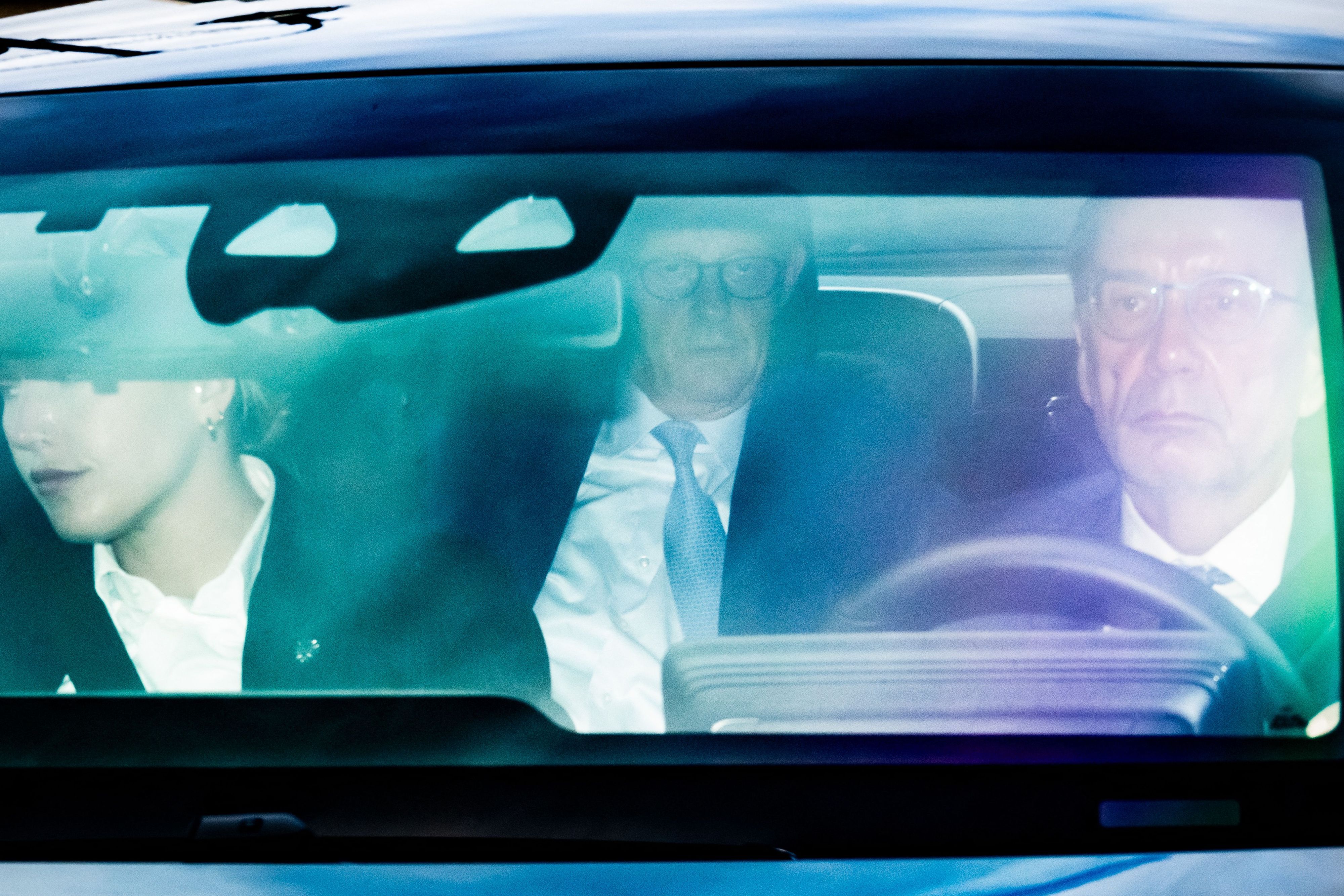 Bundeskanzler Friedrich Merz (CDU, Mitte) kommt in einem Auto am Konrad-Adenauer-Haus in Berlin an.