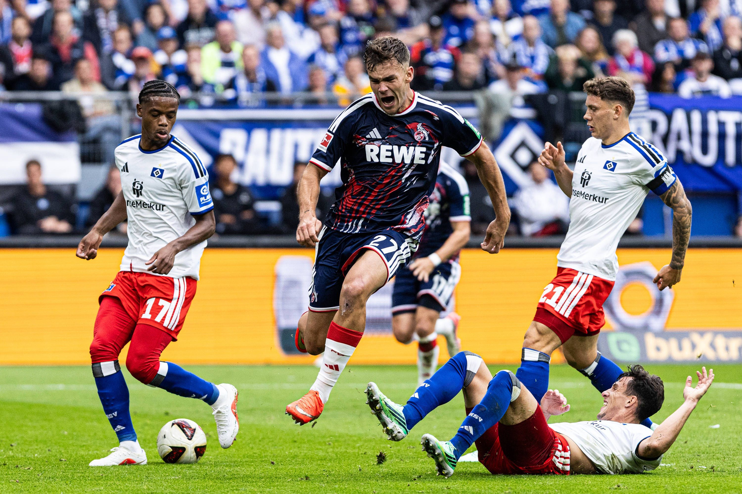 Thijs Dallinga wird von einem Tackling gestoppt.