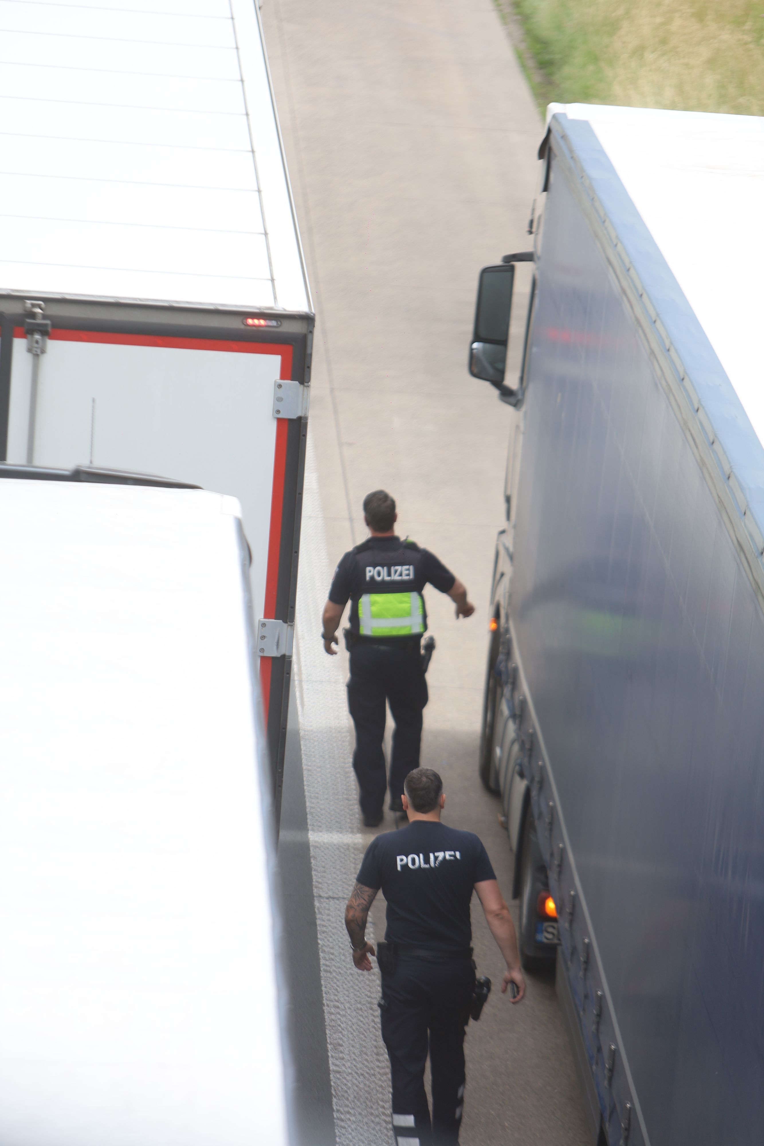 Beamte der Polizei kontrollieren Lkw (Symbolfoto)