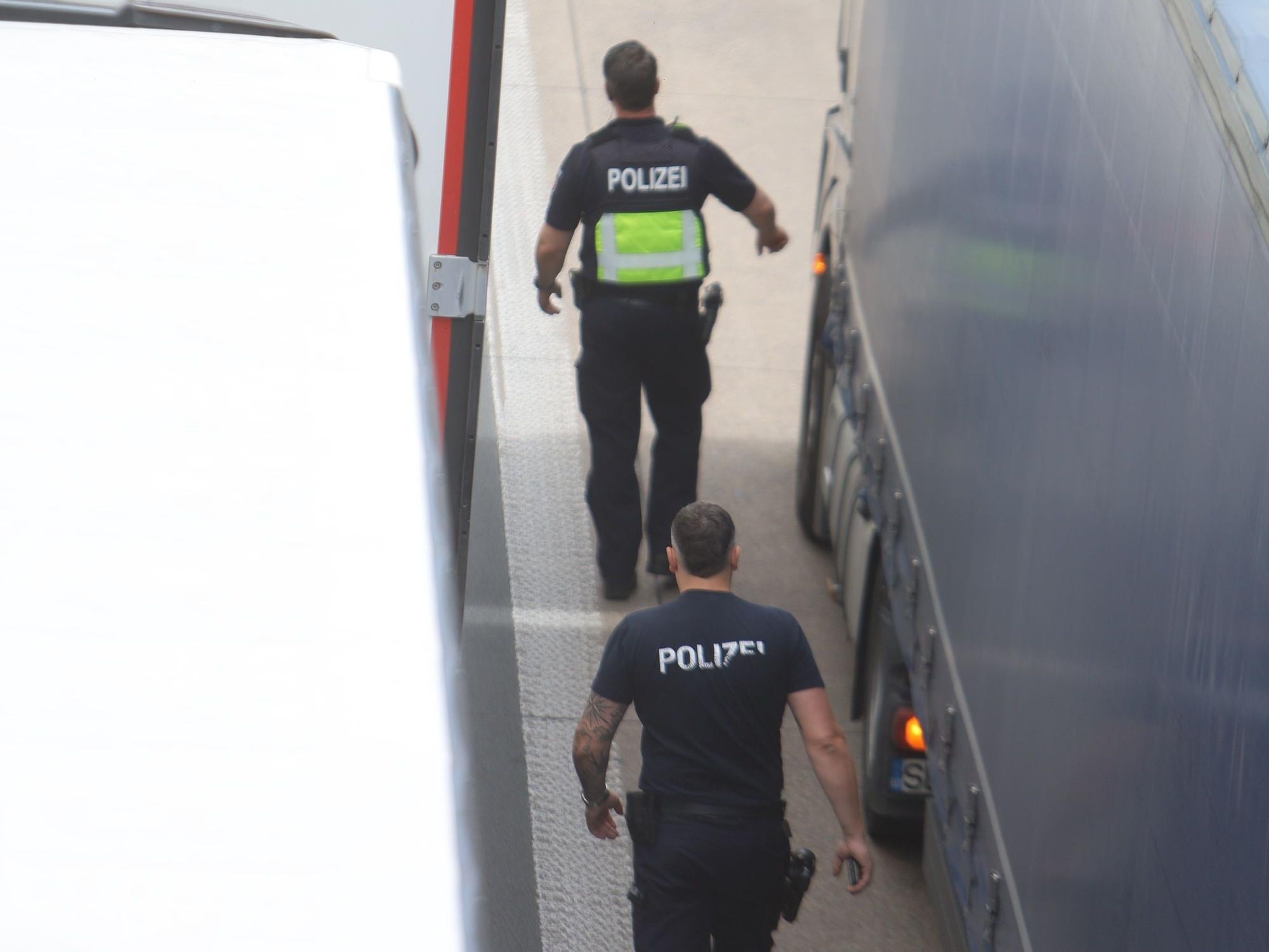 Beamte der Polizei kontrollieren Lkw (Symbolfoto)