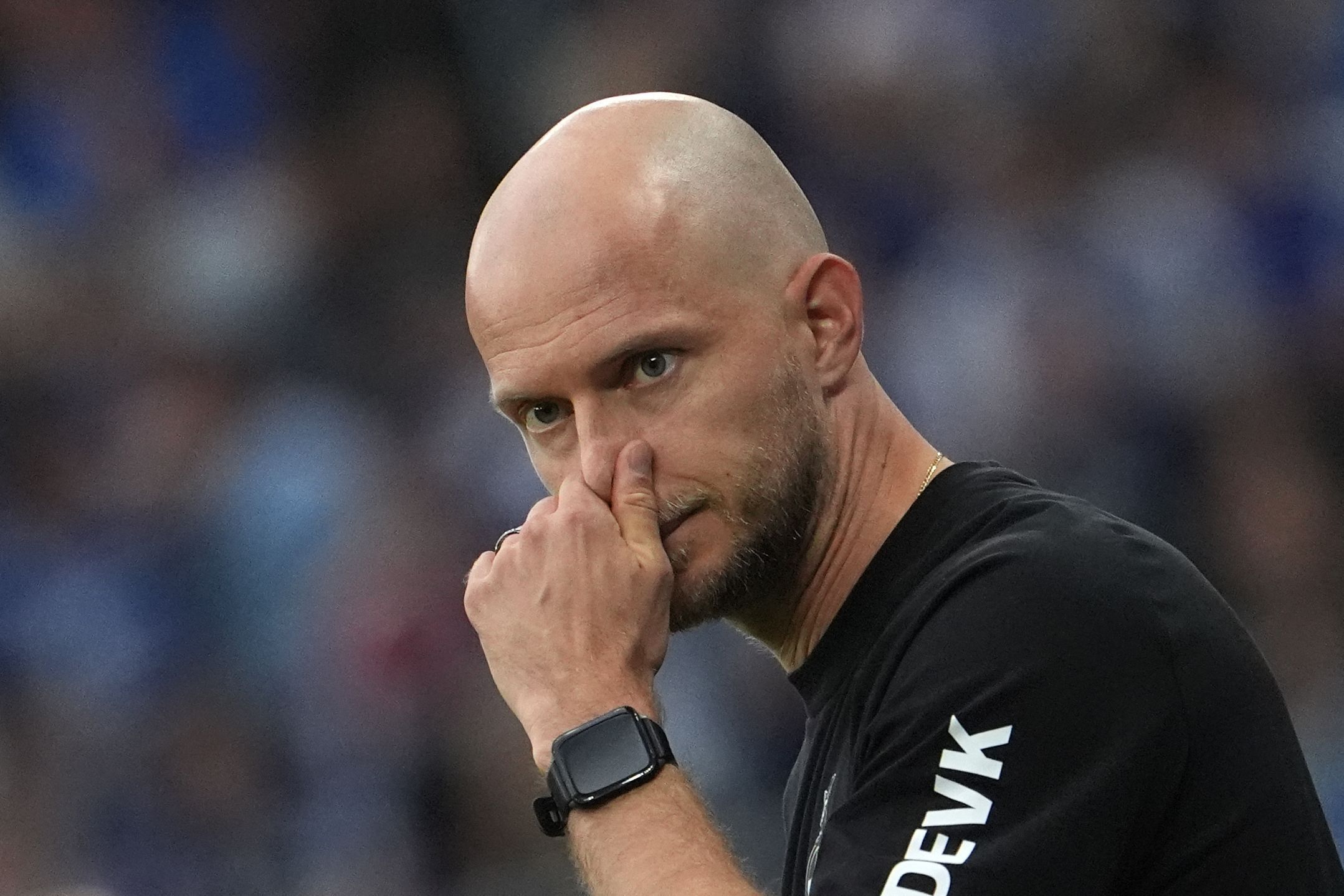 Trainer René Wagner (1. FC Köln) steht am Spielfeldrand beim 1:2 in Hamburg.