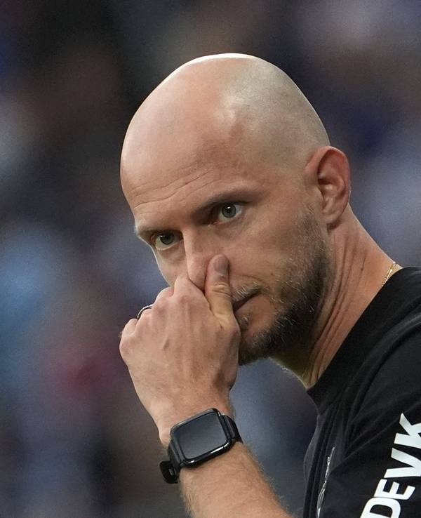 Trainer René Wagner (1. FC Köln) steht am Spielfeldrand beim 1:2 in Hamburg.
