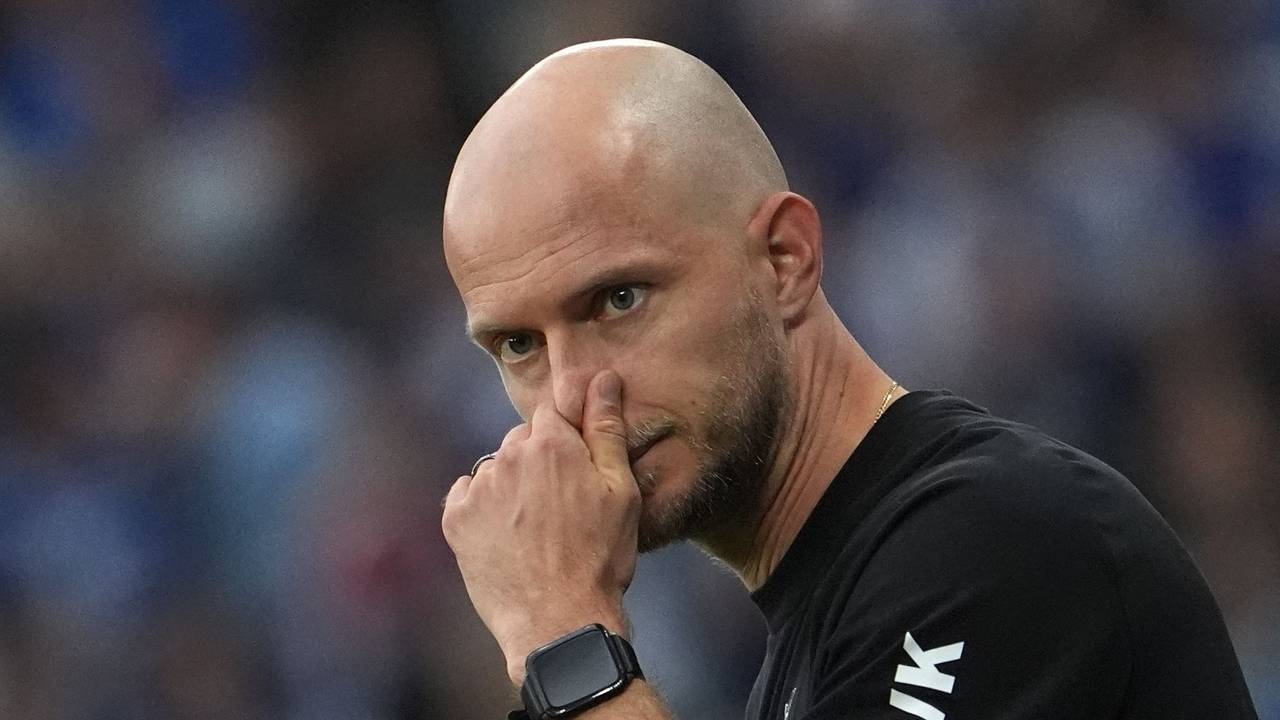 Trainer René Wagner (1. FC Köln) steht am Spielfeldrand beim 1:2 in Hamburg.
