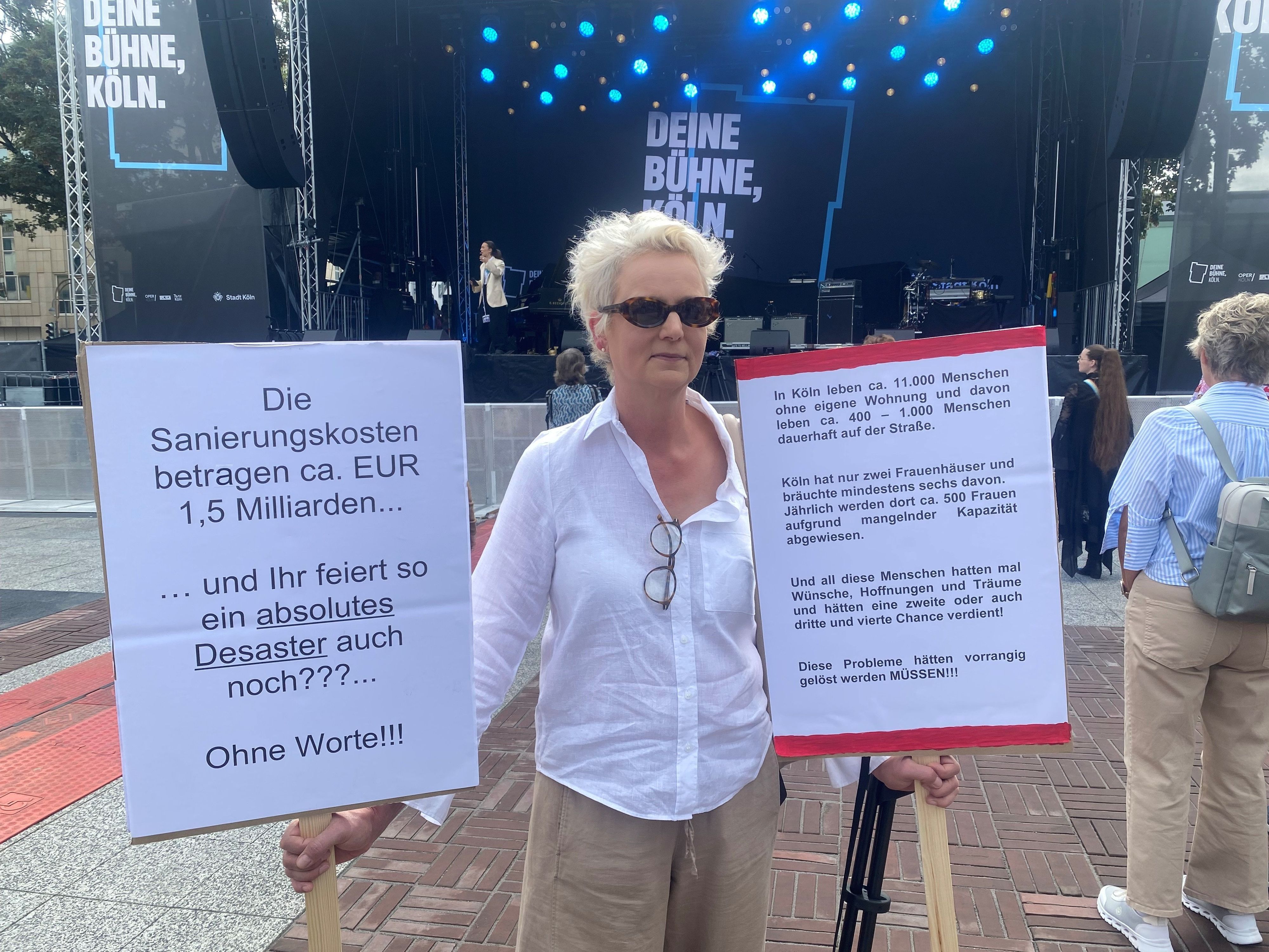Eine Frau zeigt Protest bei Eröffnung der Oper