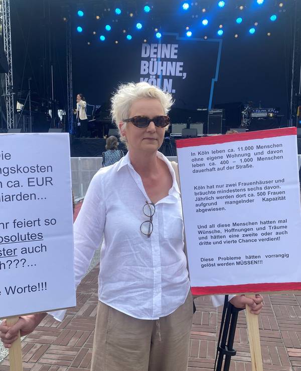 Eine Frau zeigt Protest bei Eröffnung der Oper