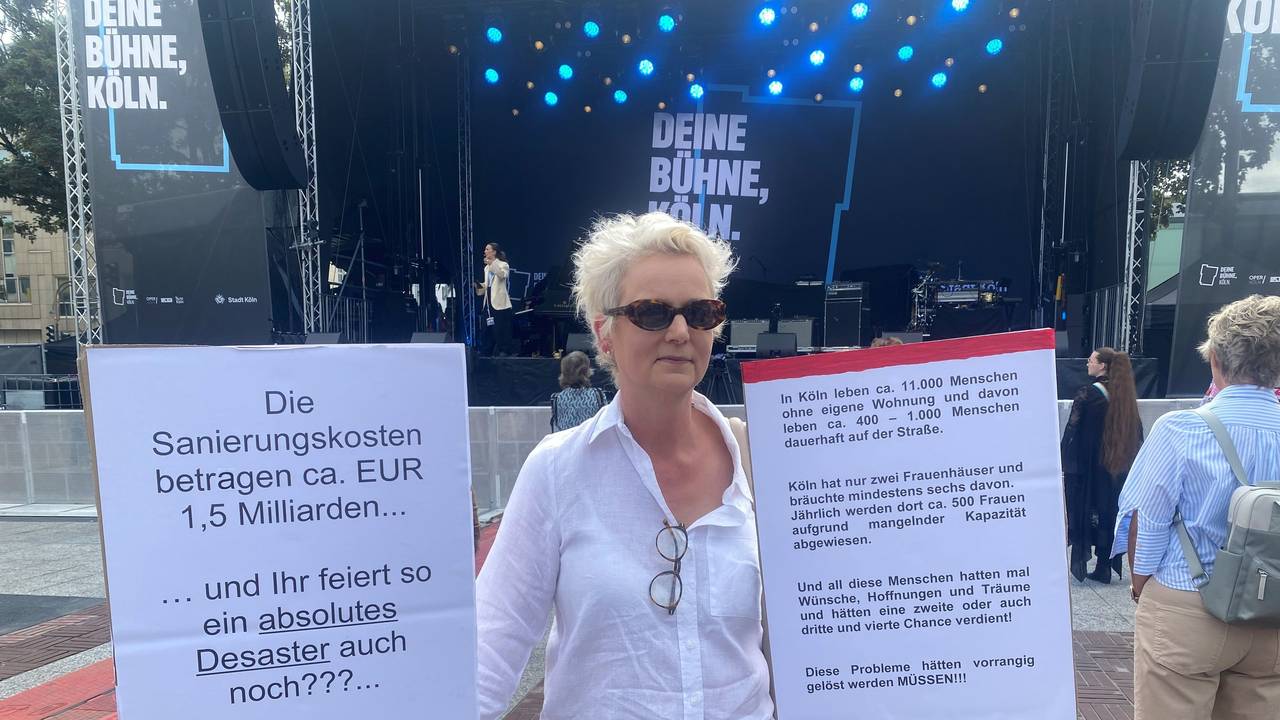 Eine Frau zeigt Protest bei Eröffnung der Oper