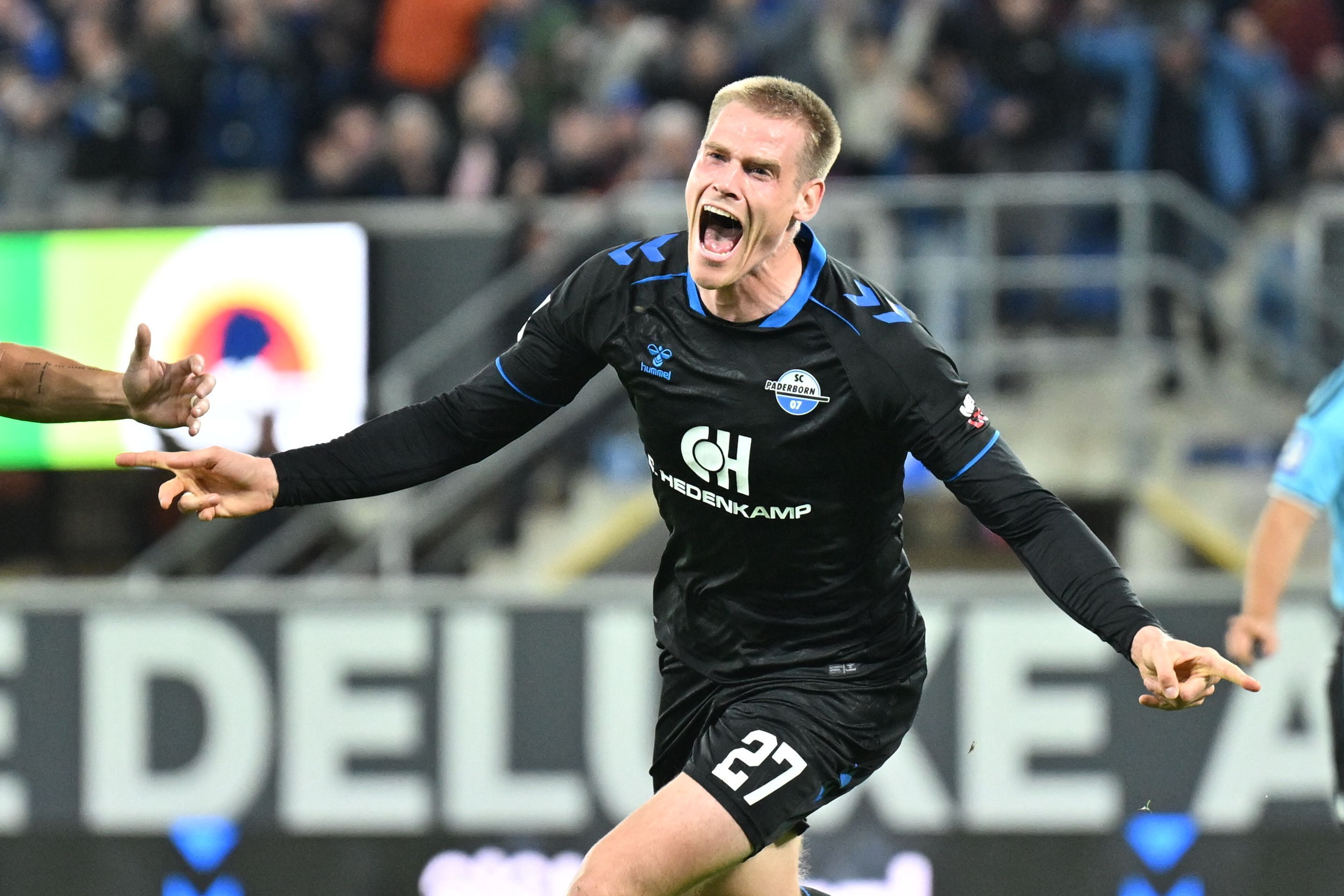 Steffen Tigges (SC Paderborn 07) jubelt nach seinem Tor zum 3:1 gegen Hoffenheim.