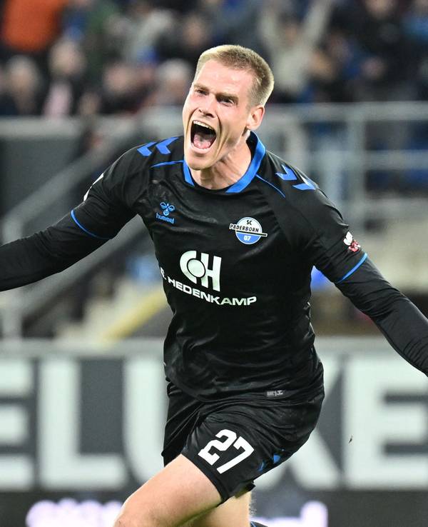 Steffen Tigges (SC Paderborn 07) jubelt nach seinem Tor zum 3:1 gegen Hoffenheim.