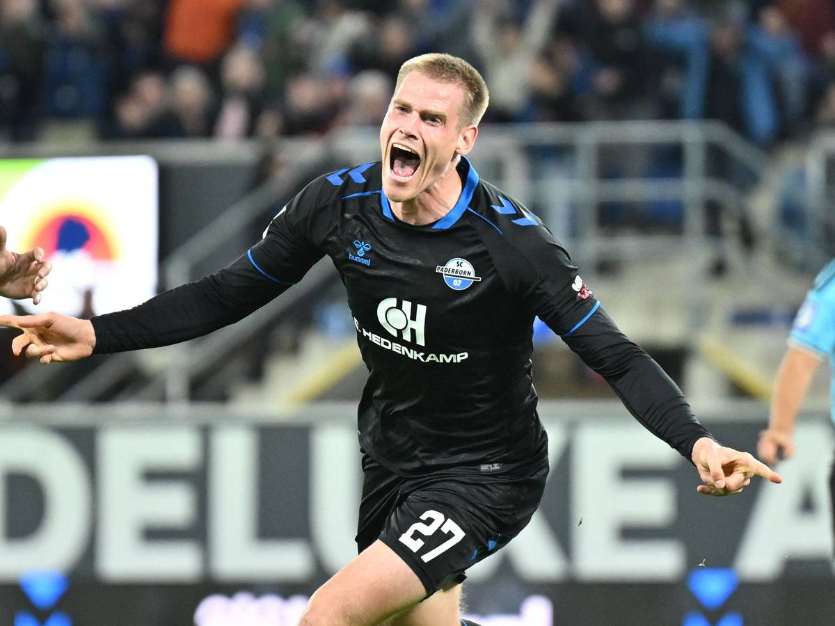 Steffen Tigges (SC Paderborn 07) jubelt nach seinem Tor zum 3:1 gegen Hoffenheim.