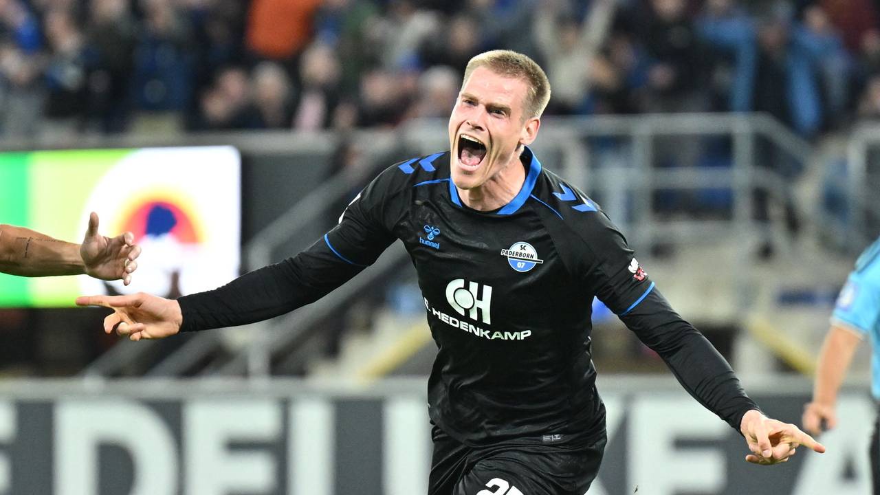 Steffen Tigges (SC Paderborn 07) jubelt nach seinem Tor zum 3:1 gegen Hoffenheim.