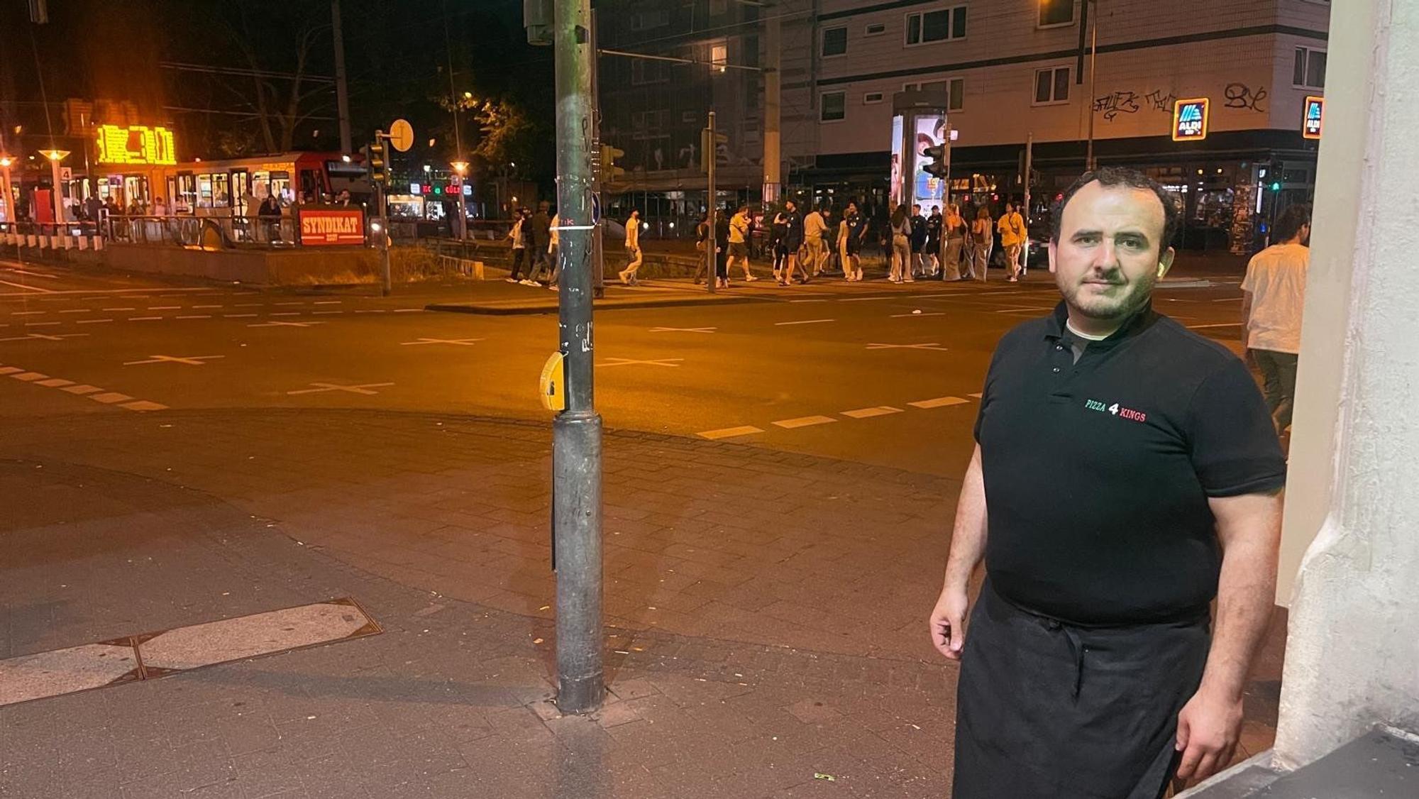 Mann an Kreuzung