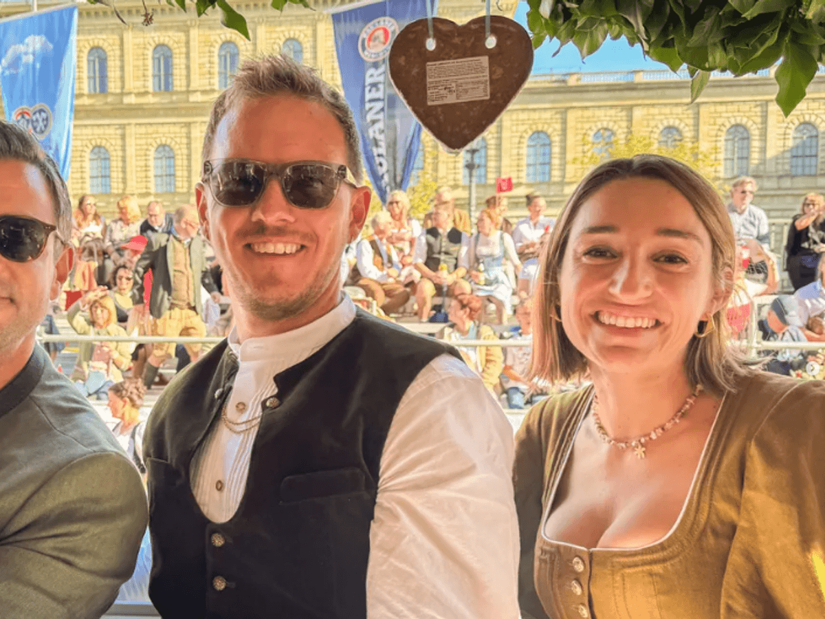 Julian Nagelsmann und Ehefrau Lena in klassischem Trachten-Outfit