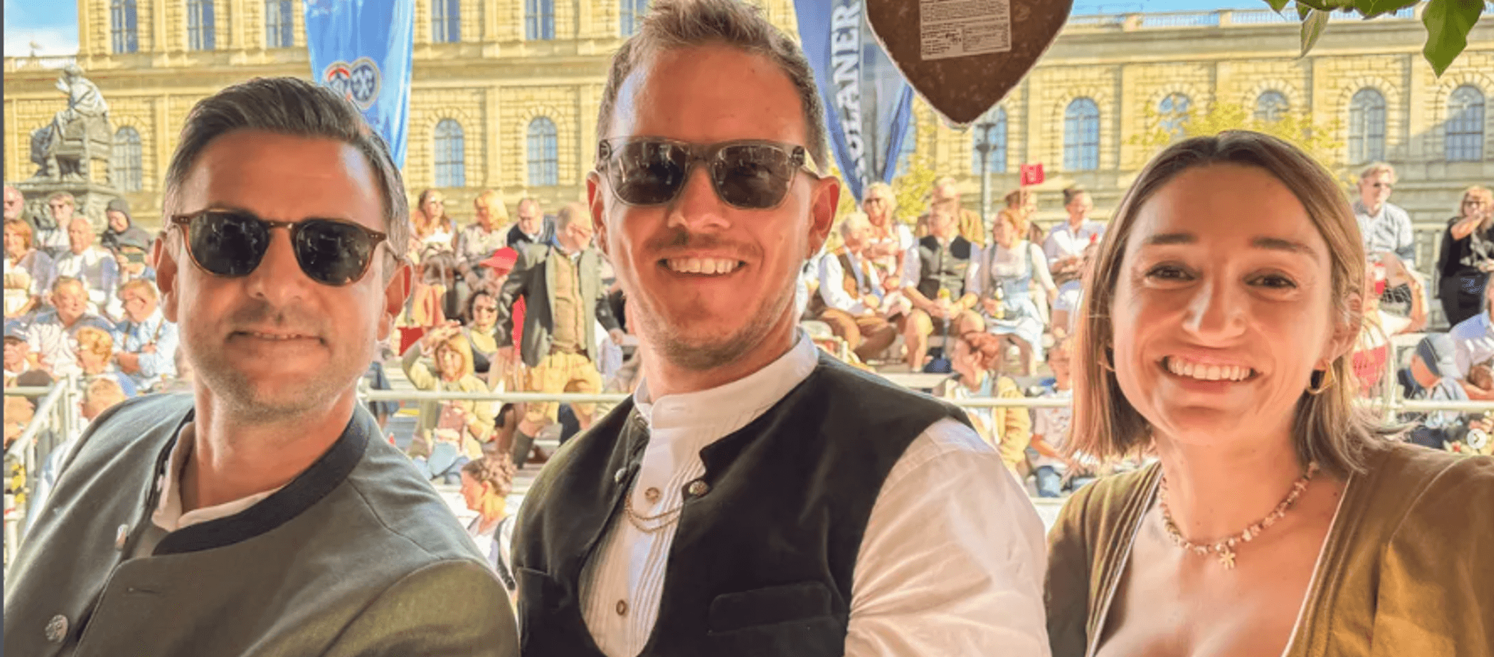 Julian Nagelsmann und Ehefrau Lena in klassischem Trachten-Outfit