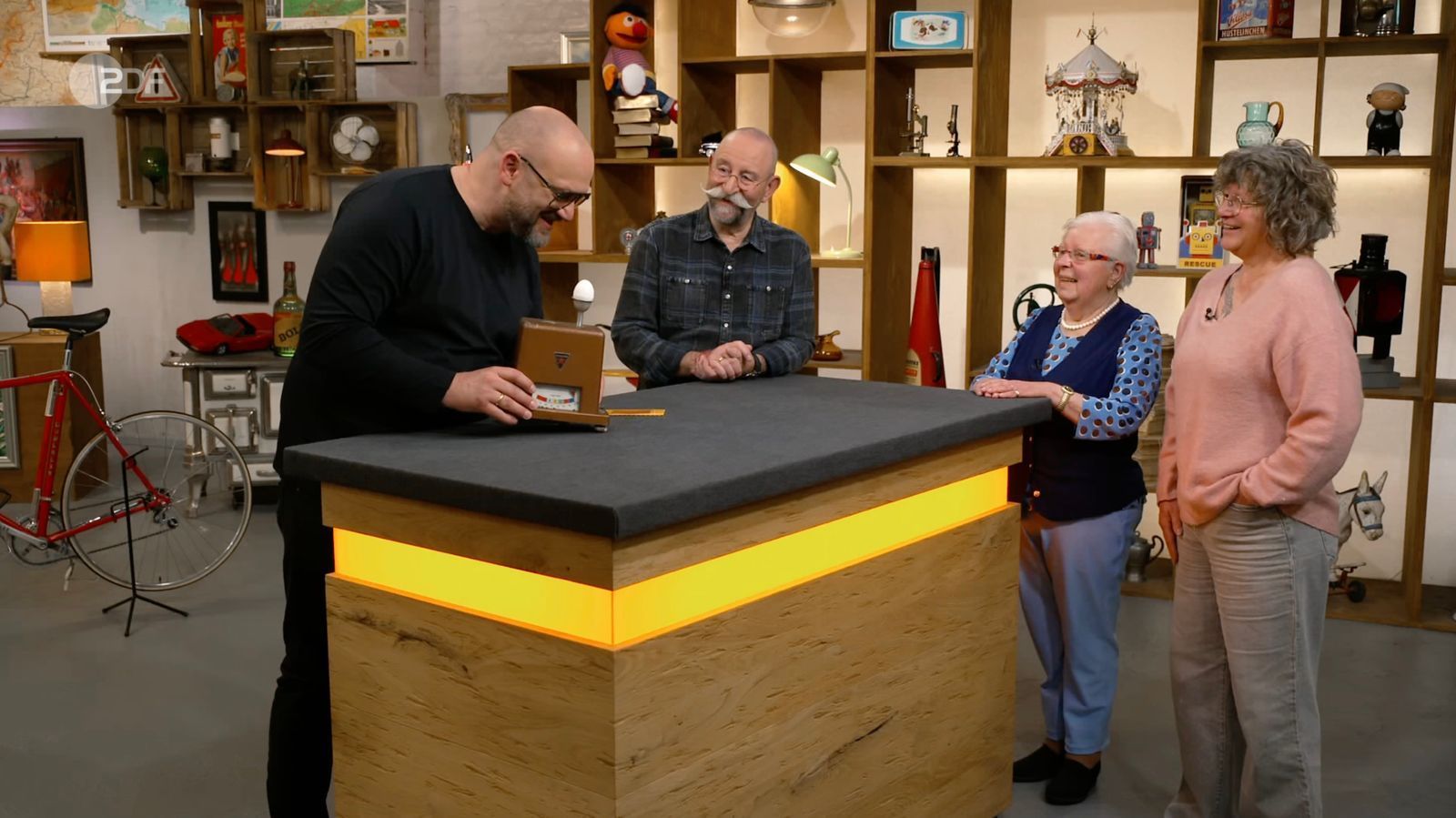 Die Eiersortierwaage sortierte Eier nach Größe und Gewicht, um den passenden Verkaufspreis anzugeben.  (Bild: ZDF)