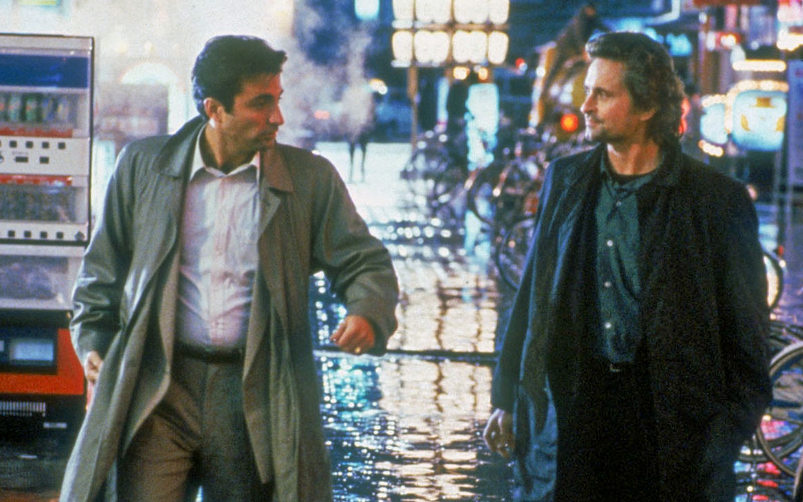 US-Cops Nick Conklin (Michael Douglas, rechts) und sein Kollege Charlie Vincent (Andy Garcia) beginnen, auf eigene Faust in Japans Unterwelt zu ermitteln.  (Bild: Paramount Pictures)