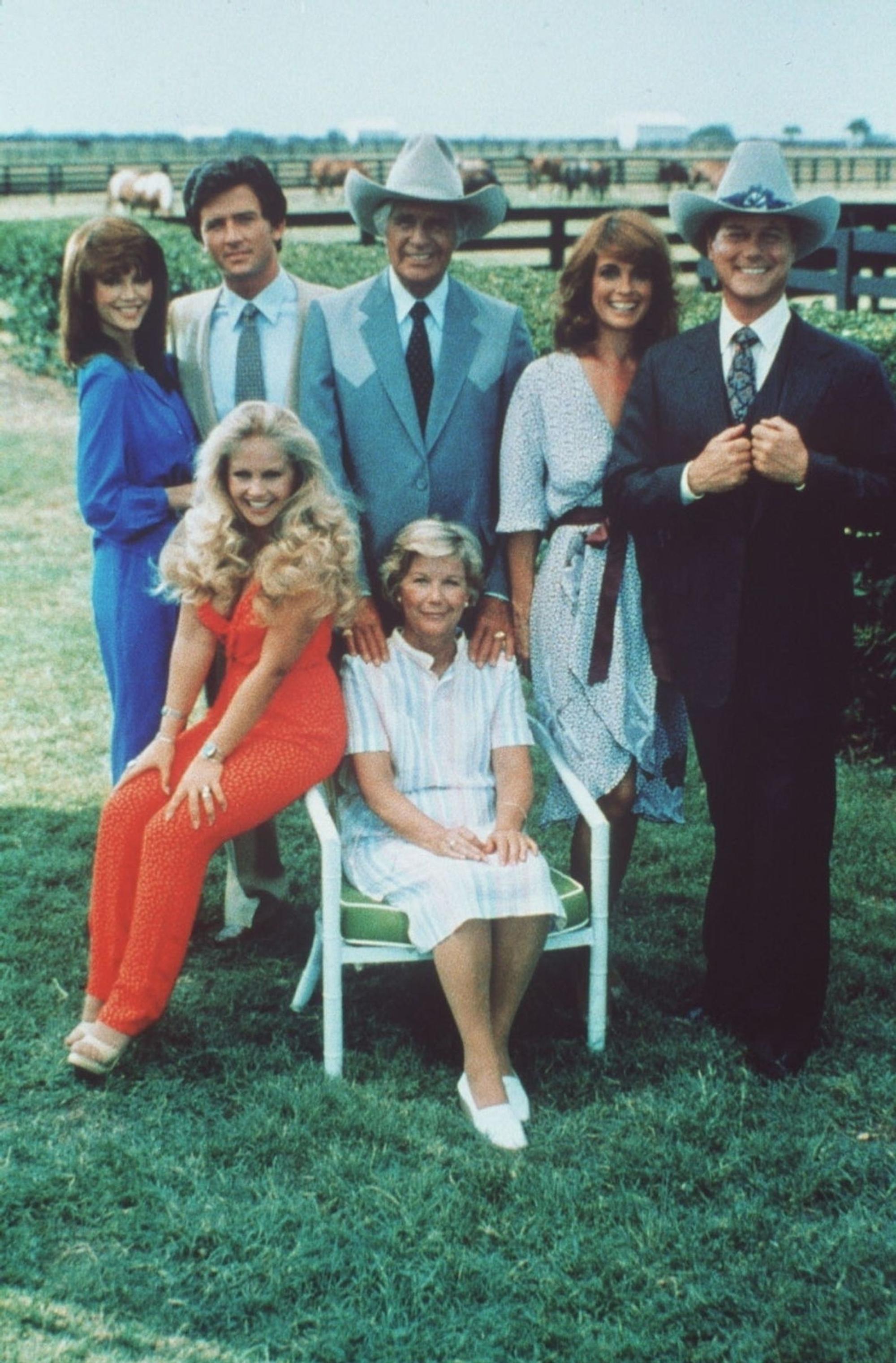 Die Ewings aus der Kultserie „Dallas“ (auf DVD erhältlich), von links: Pamela Barnes-Ewing (Victoria Principal), Bobby Ewing (Patrick Duffy), Lucy Ewing (Charlene Tilton, auf Stuhllehne), Jock Ewing (Jim Davis), Sue Ellen Ewing (Linda Gray), J.R. Ewing (Larry Hagman) und Miss Ellie (Barbara Bel Geddes, sitzend). (Bild: Worldvision Enterprises)