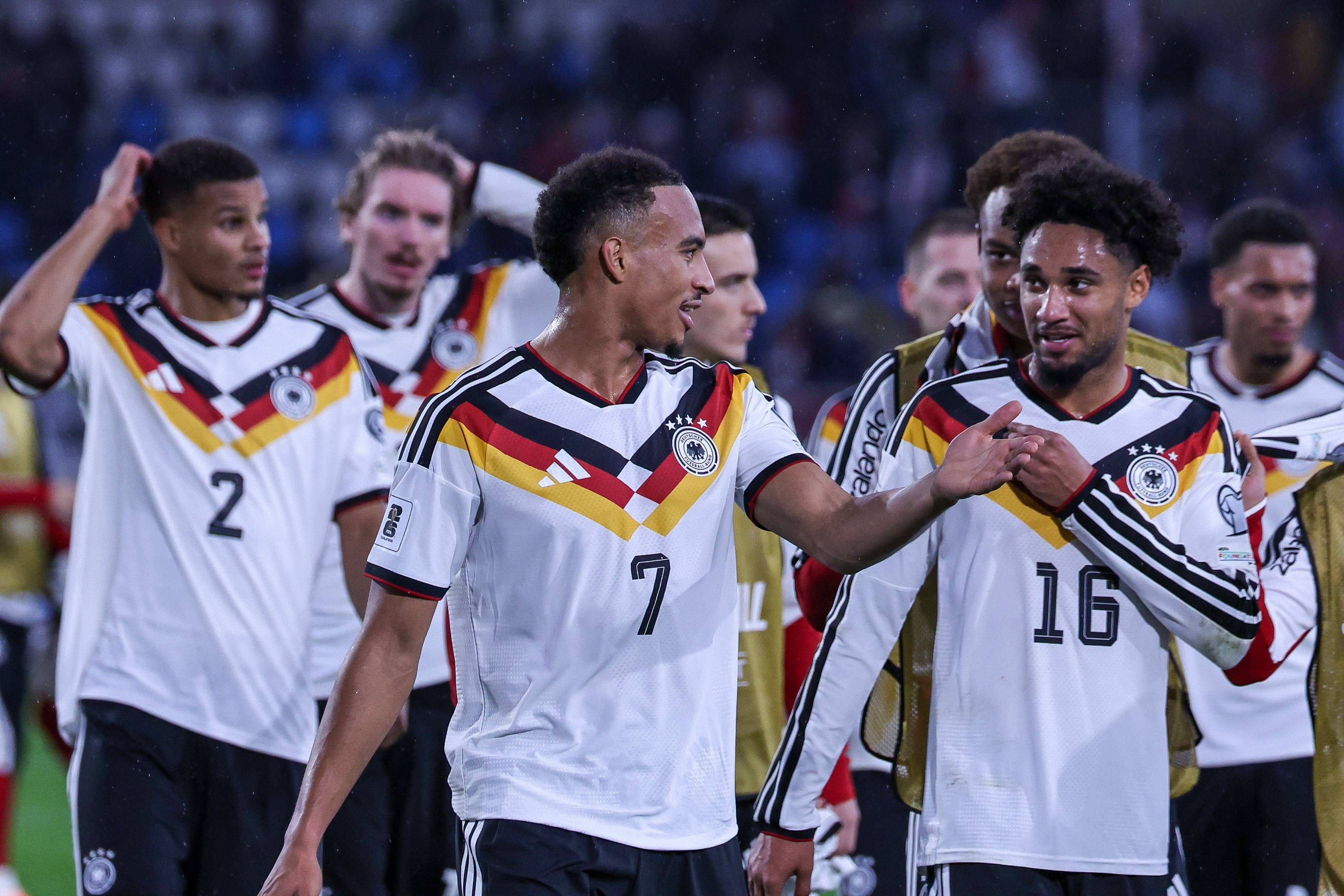 Jamie Leweling, Kevin Schade und Malick Thiaw nach Ende des Spiels zwischen Deutschland und Luxemburg.
