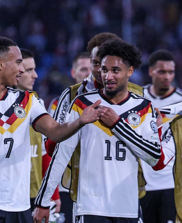Jamie Leweling, Kevin Schade und Malick Thiaw nach Ende des Spiels zwischen Deutschland und Luxemburg.