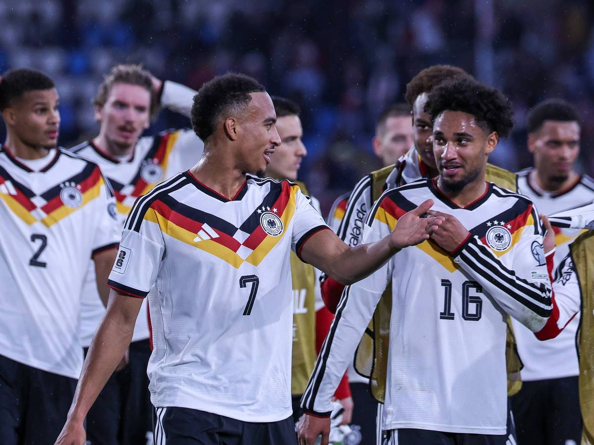 Jamie Leweling, Kevin Schade und Malick Thiaw nach Ende des Spiels zwischen Deutschland und Luxemburg.
