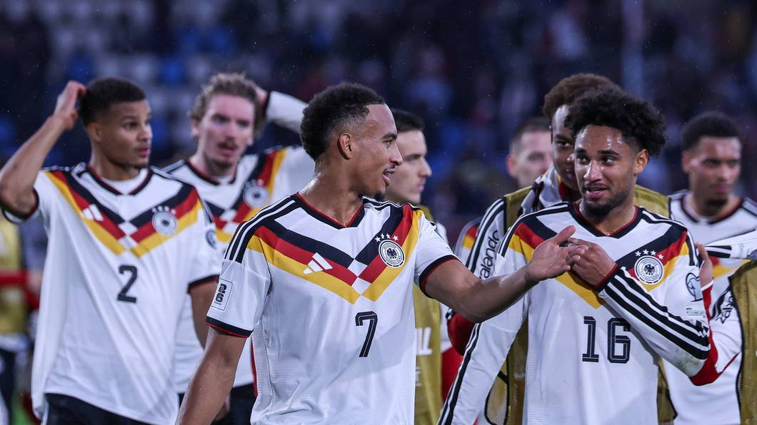 Jamie Leweling, Kevin Schade und Malick Thiaw nach Ende des Spiels zwischen Deutschland und Luxemburg.