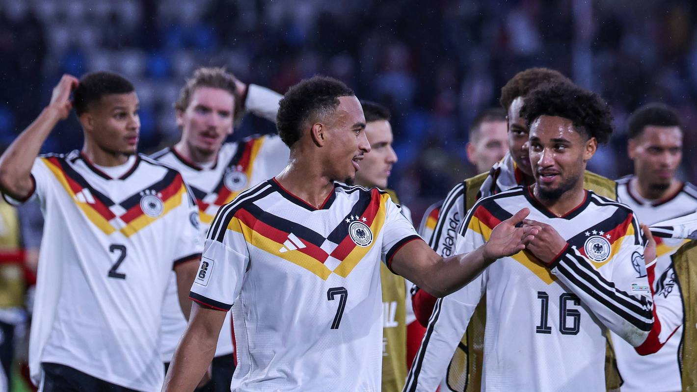 Jamie Leweling, Kevin Schade und Malick Thiaw nach Ende des Spiels zwischen Deutschland und Luxemburg.