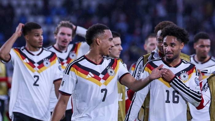 Jamie Leweling, Kevin Schade und Malick Thiaw nach Ende des Spiels zwischen Deutschland und Luxemburg.
