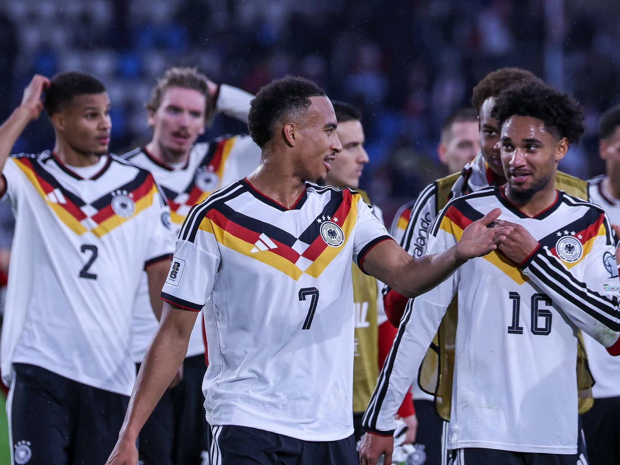 Jamie Leweling, Kevin Schade und Malick Thiaw nach Ende des Spiels zwischen Deutschland und Luxemburg.