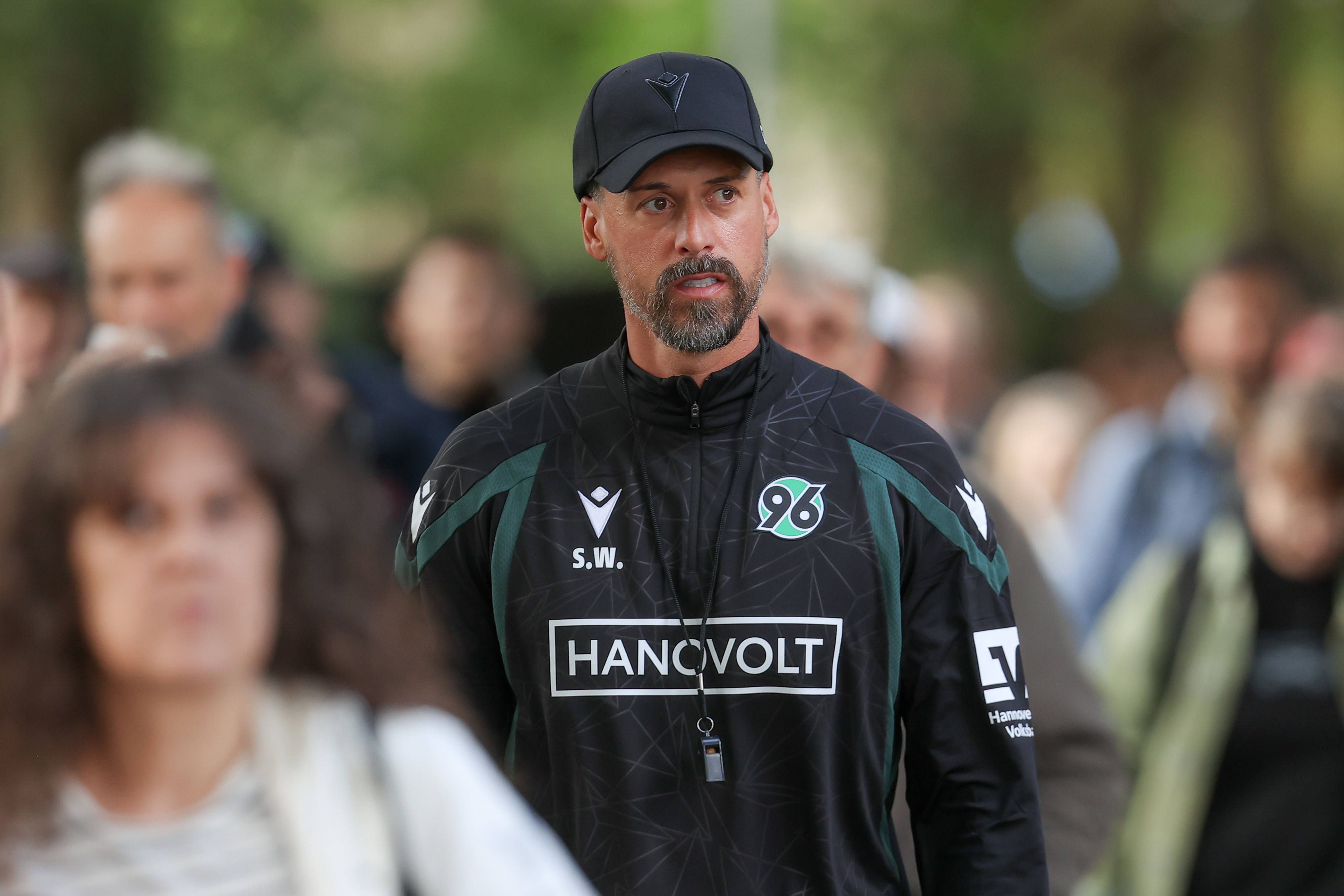 Sandro Wagner auf dem Weg zum ersten Training bei Hannover 96.