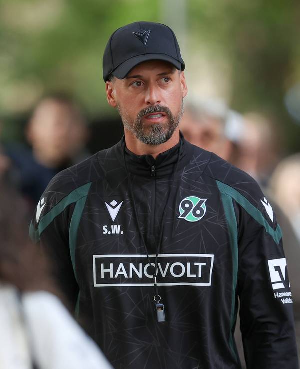 Sandro Wagner auf dem Weg zum ersten Training bei Hannover 96.