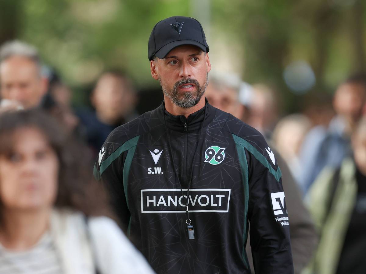 Sandro Wagner auf dem Weg zum ersten Training bei Hannover 96.