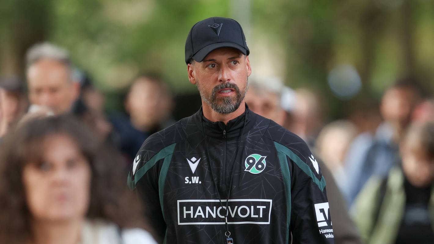 Sandro Wagner auf dem Weg zum ersten Training bei Hannover 96.