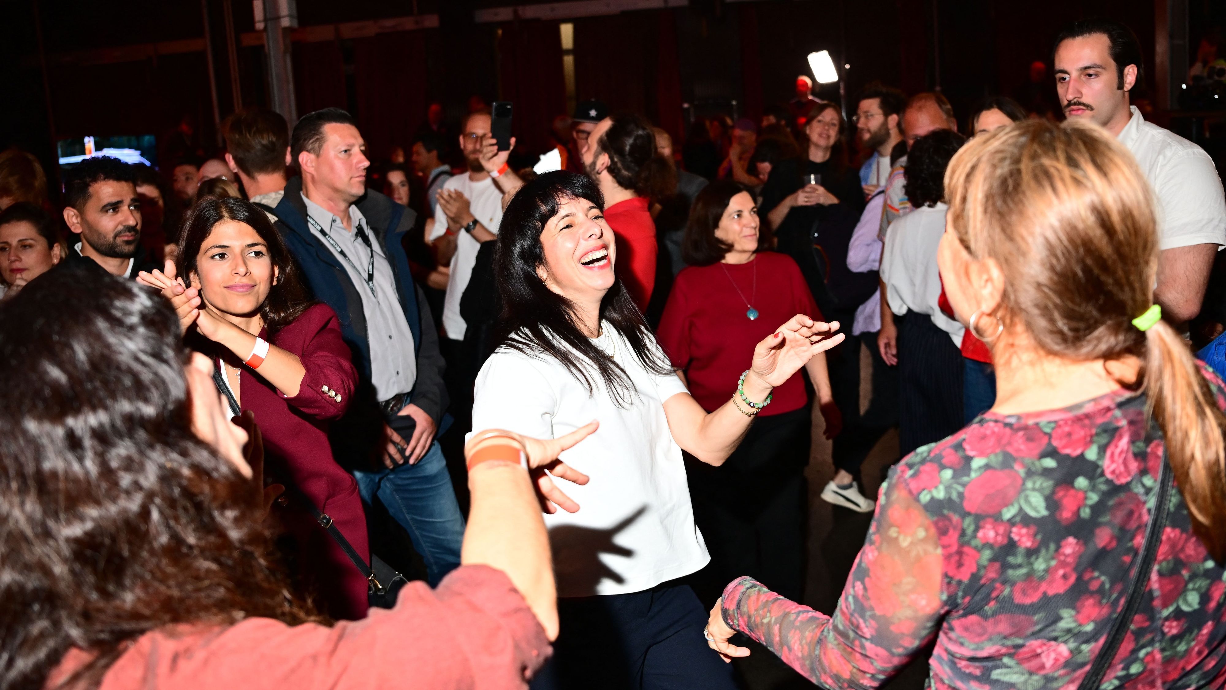 Elif Eralp (Die Linke), Spitzenkandidatin und stellvertretende Vorsitzende der Linksfraktion (M), tanzt auf einer Wahlparty der Berliner Linken im Festsaal Kreuzberg mit Anhängern und Parteimitgliedern Halay.