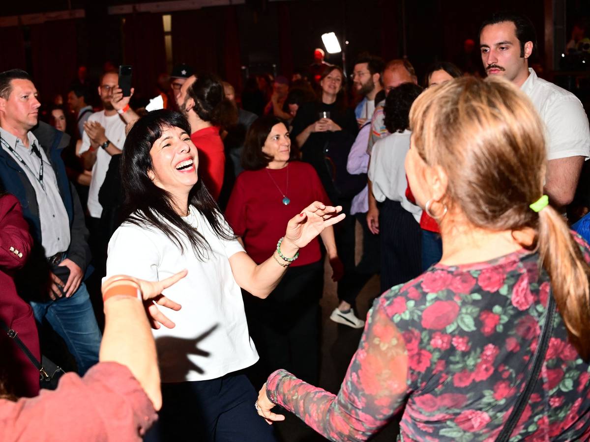 Elif Eralp (Die Linke), Spitzenkandidatin und stellvertretende Vorsitzende der Linksfraktion (M), tanzt auf einer Wahlparty der Berliner Linken im Festsaal Kreuzberg mit Anhängern und Parteimitgliedern Halay.