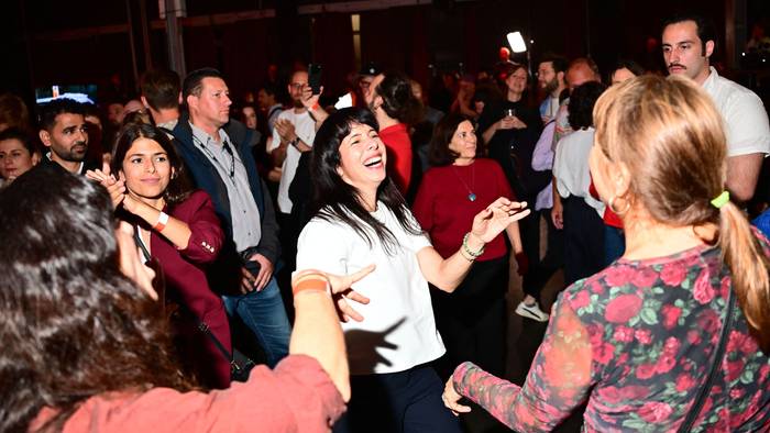 Elif Eralp (Die Linke), Spitzenkandidatin und stellvertretende Vorsitzende der Linksfraktion (M), tanzt auf einer Wahlparty der Berliner Linken im Festsaal Kreuzberg mit Anhängern und Parteimitgliedern Halay.