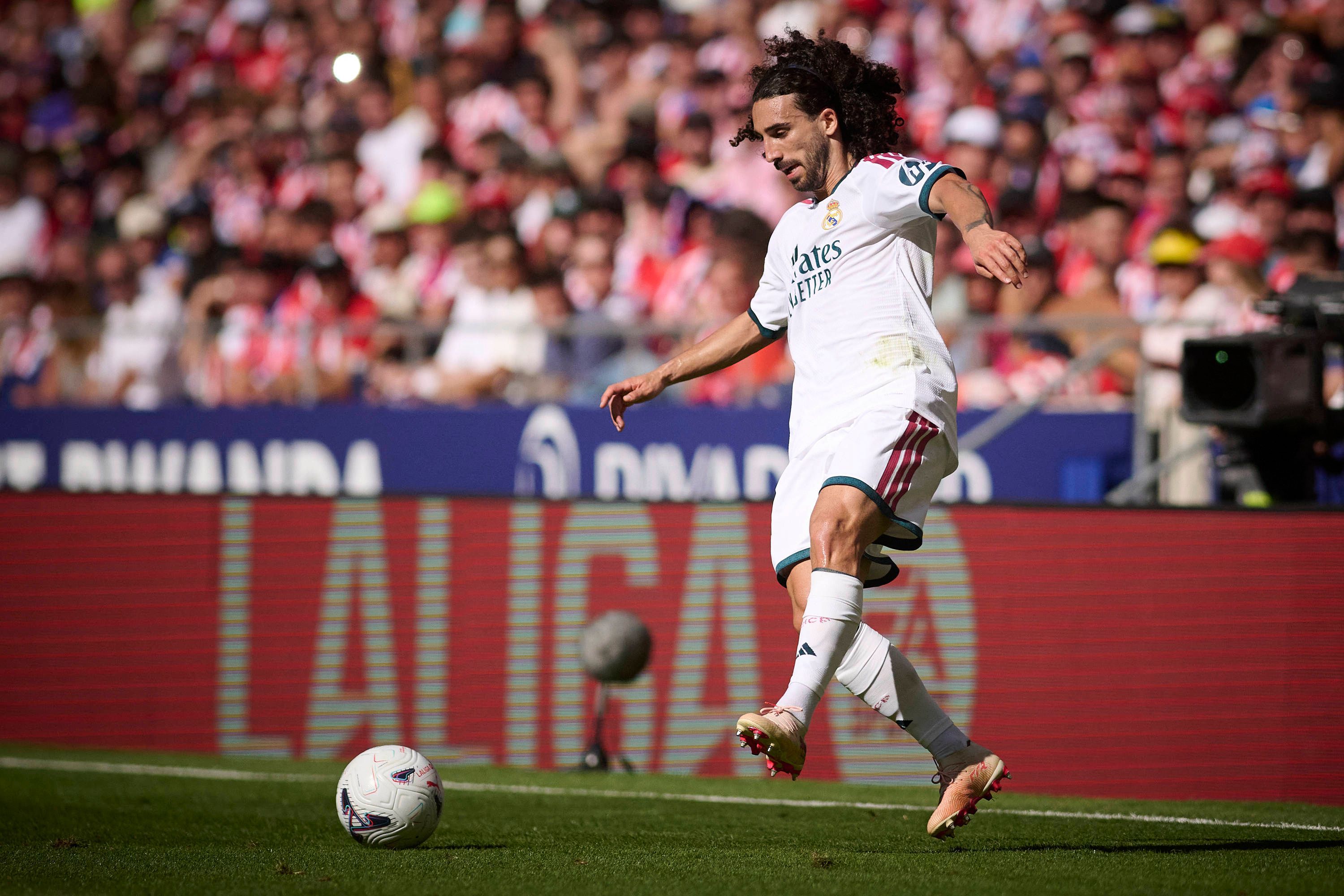 Marc Cucurella nimmt einen Pass an.
