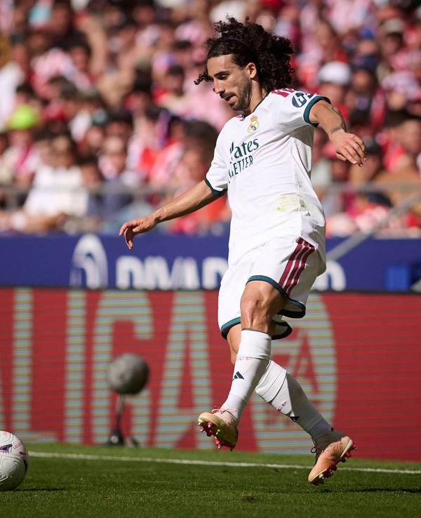 Marc Cucurella nimmt einen Pass an.