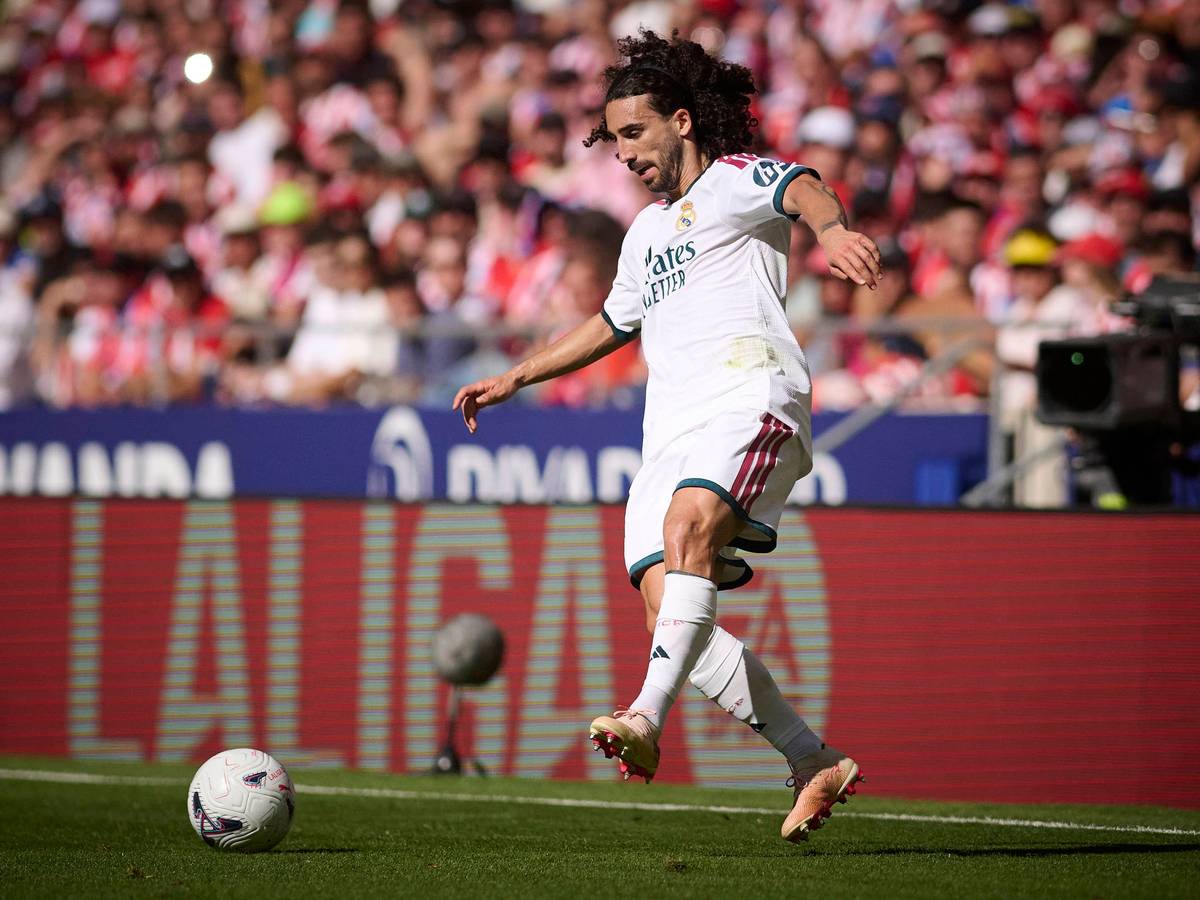 Marc Cucurella nimmt einen Pass an.