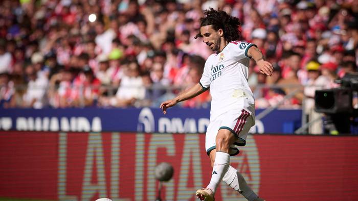 Marc Cucurella nimmt einen Pass an.