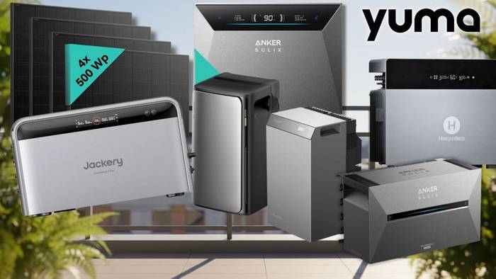Grafische Produktcollage mit vier dunklen Solarmodulen und mehreren Batteriespeichern für Balkonkraftwerke. Zu sehen sind Speicher von Jackery, Anker SOLIX, EcoFlow und Hoymiles; oben rechts ist das Yuma-Logo platziert.